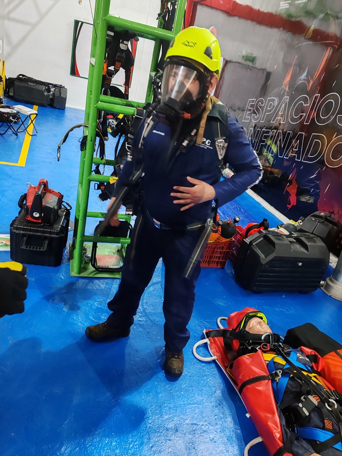 Trabajador entrenando con equipo de respiración y protección