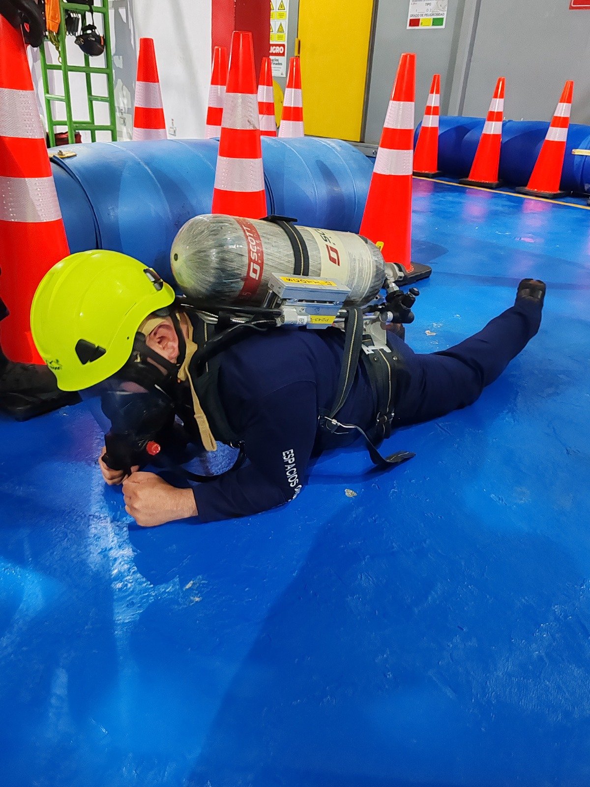 Entrenamiento de trabajador con equipo autónomo de respiración