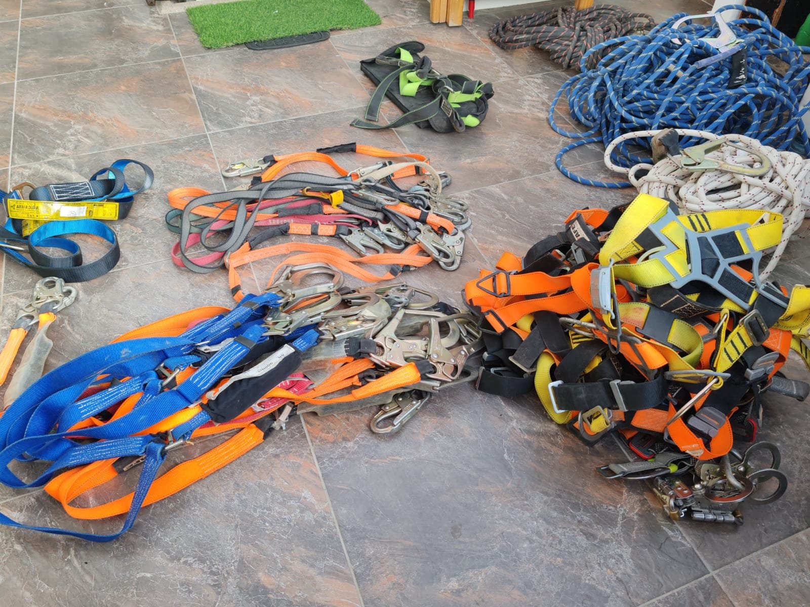 Equipos de protección organizados para inspección