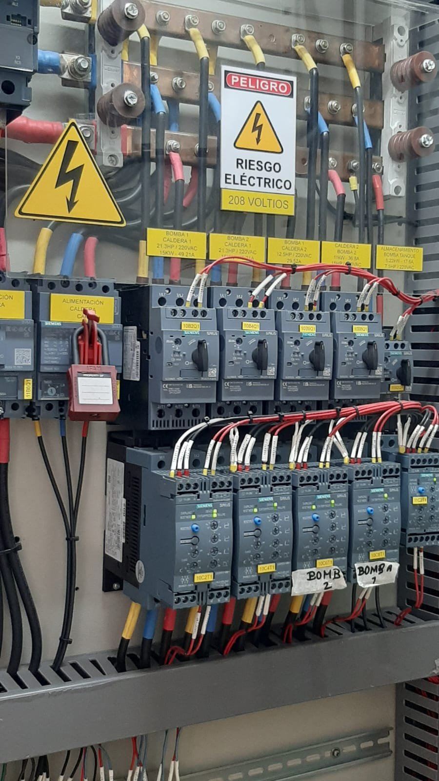 Tablero eléctrico con señalización de riesgo y control de energías