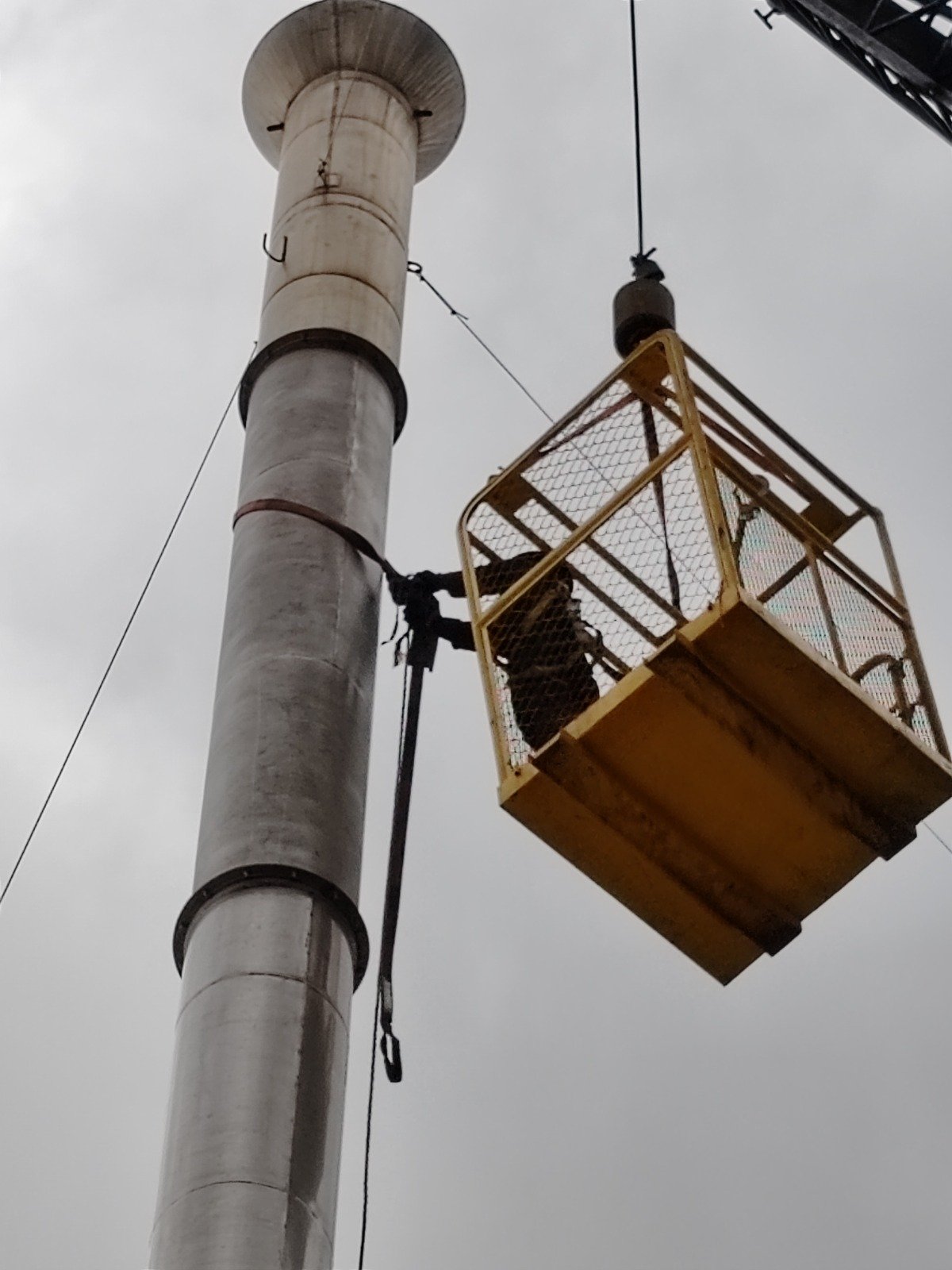 Trabajo seguro en altura sobre estructura industrial