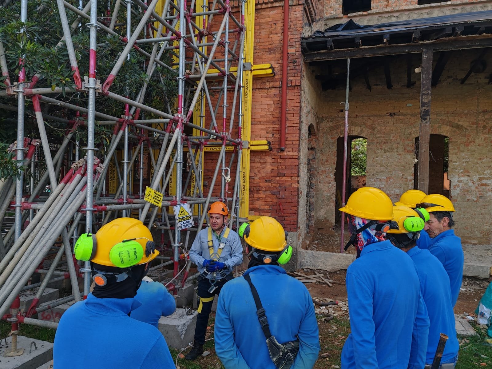Capacitación en alturas: equipo APC orienta a trabajadores con andamios