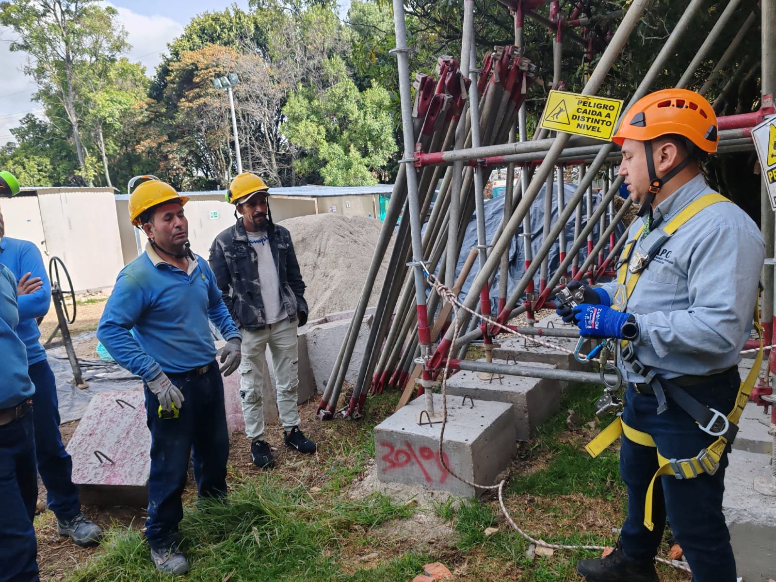 Capacitación en alturas: instructor APC explica equipos de protección contra caídas