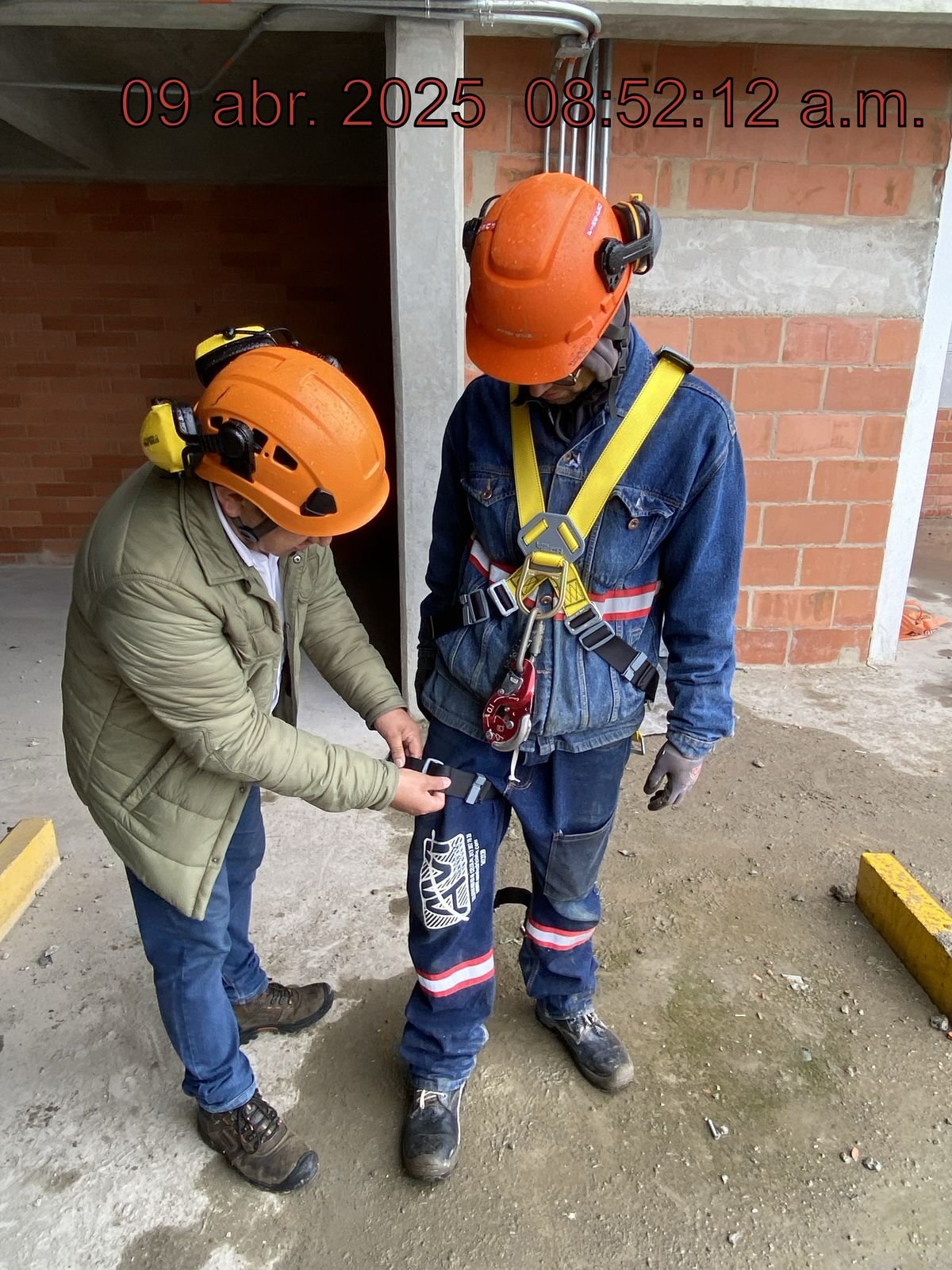 Práctica de inspección y ajuste de arnés de seguridad