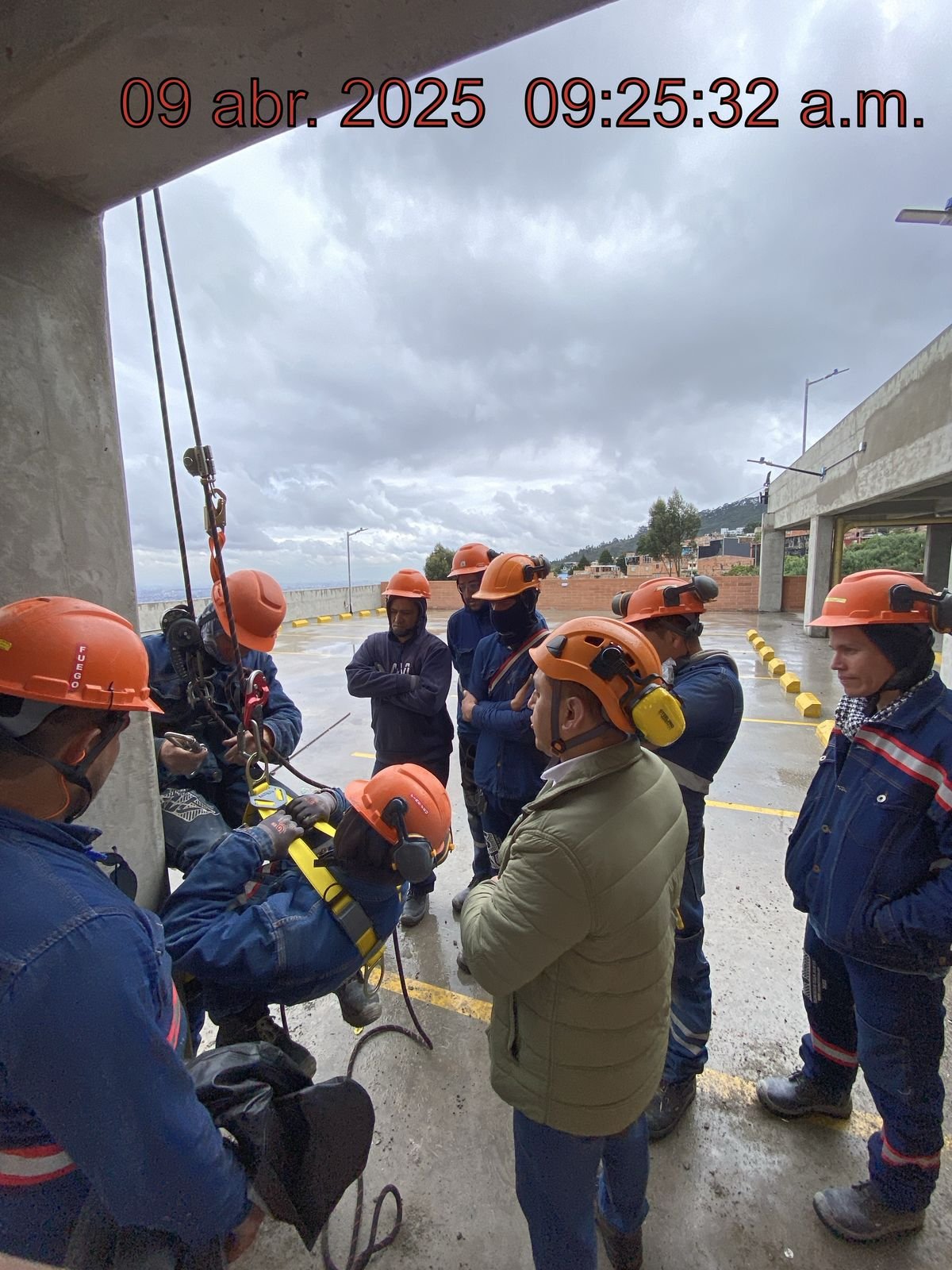 Entrenamiento práctico de rescate y protección contra caídas