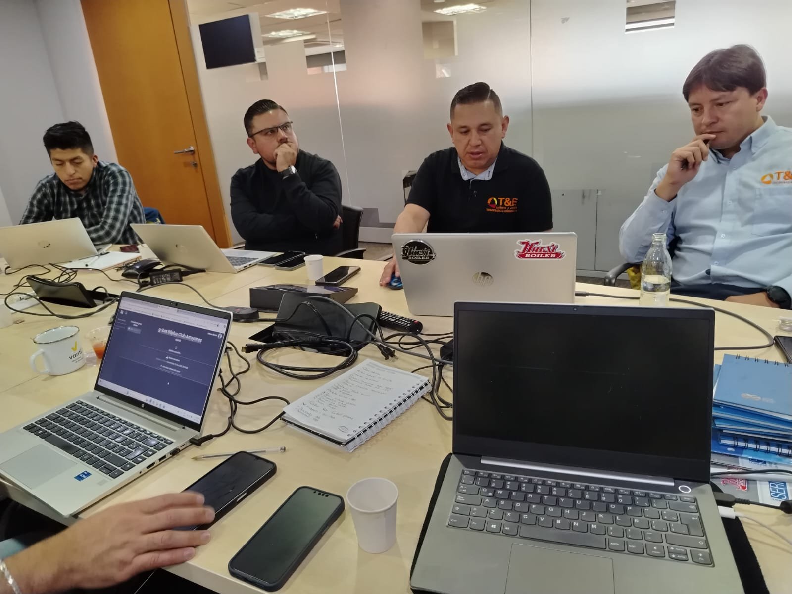 Equipo de trabajo participa en sesión de capacitación SST
